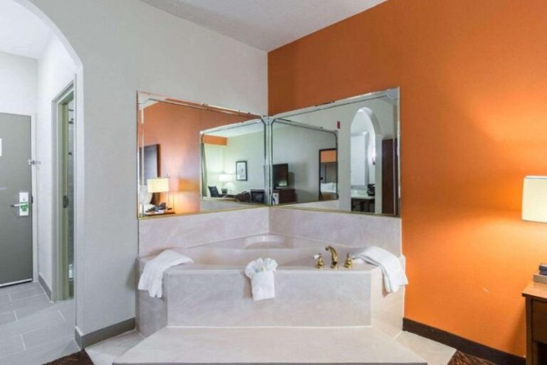 Budget-Friendly Romantic Hotels in Houston (1)