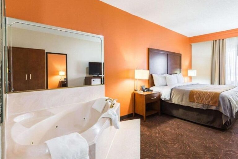 Budget-Friendly Romantic Hotels in Houston (2)