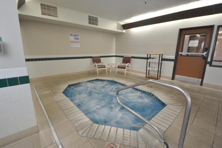 Days Inn & Suites by Wyndham Airport Albuquerque with indoor pool in albuquerque 2