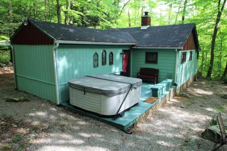 Holiday Homes with Private Hot Tub in Pittsburgh 3
