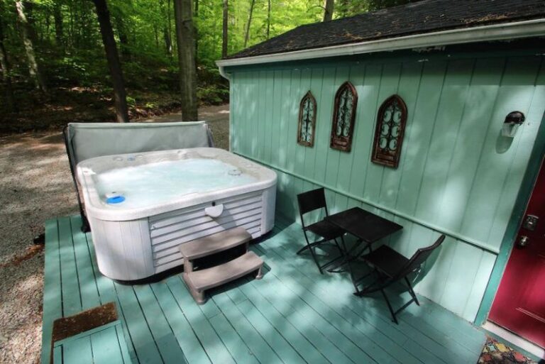 Holiday Homes with Private Hot Tub in Pittsburgh 4