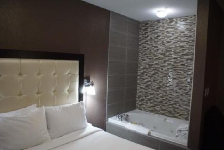 Hotels for Couples in Calvary with Spa Bath in Room 3