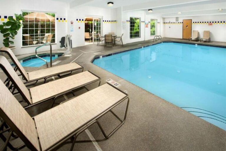 Hotels for Couples with Hot Tub in Room Near Portland 2