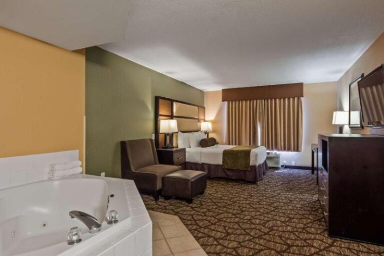 Hotels for Couples with Hot Tub in Room Near Portland 3