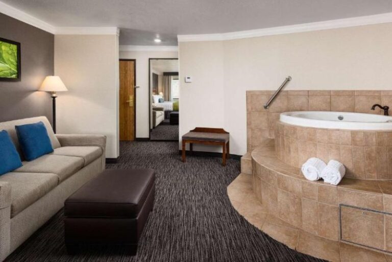 Hotels for Couples with Hot Tubs in Room 3