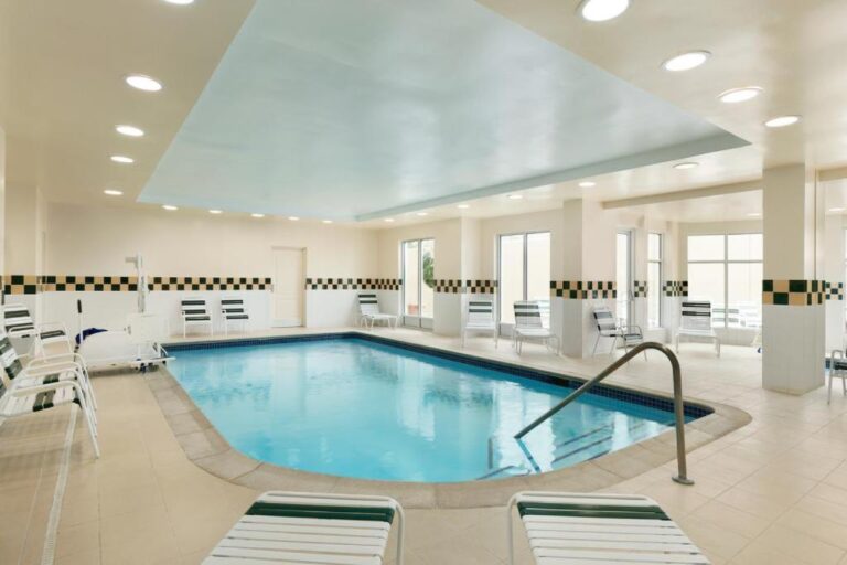 Hotels for Couples with In-Room Hot Tub - Connecticut
