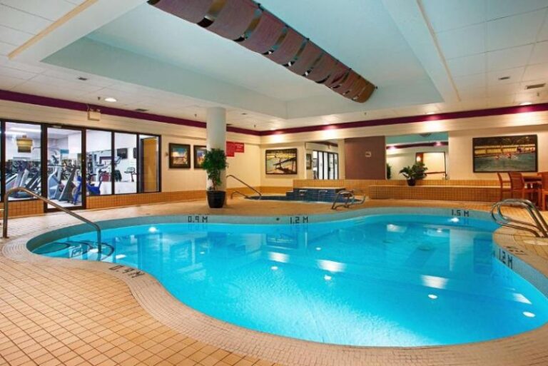 Hotels for Couples with Spa Bath in Room - Calgary 3
