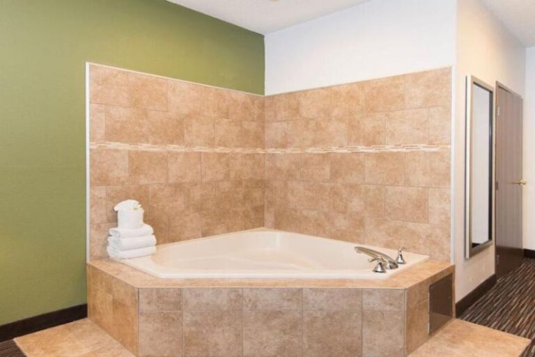 Hotels in Chicago with Spa Bath in Room 4