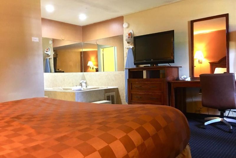 Hotels in Connecticut with Hot Tub in Room 2 (3)