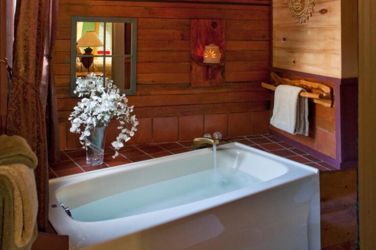 Hotels in Connecticut with Hot Tub in Room 3