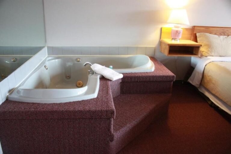 Hotels in Montreal withh Hot Tubs in Room (4)