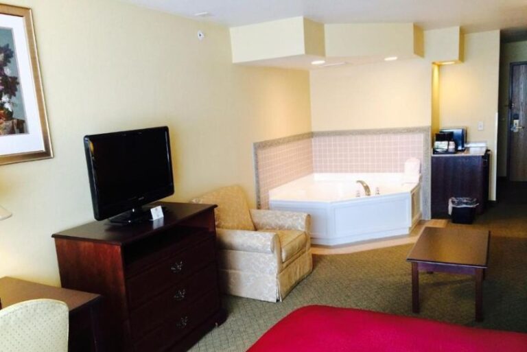Hotels in Pittsburgh with Hot Tub in Room 3