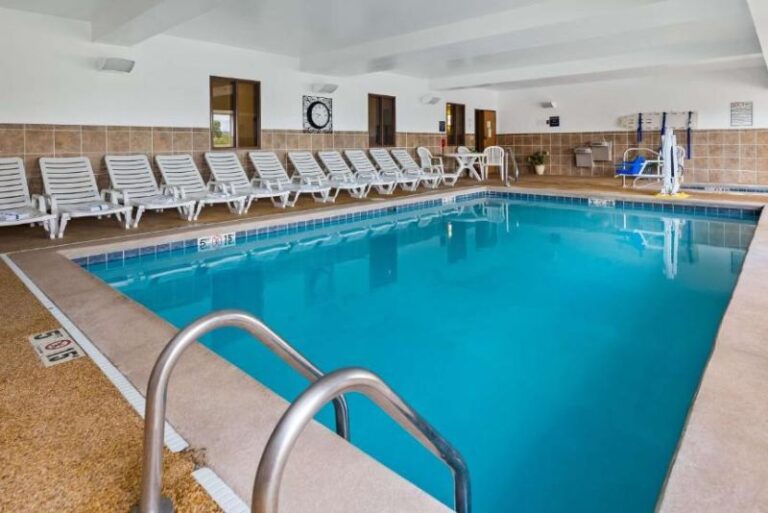 Hotels in Pittsburgh with Hot Tub in Room 4