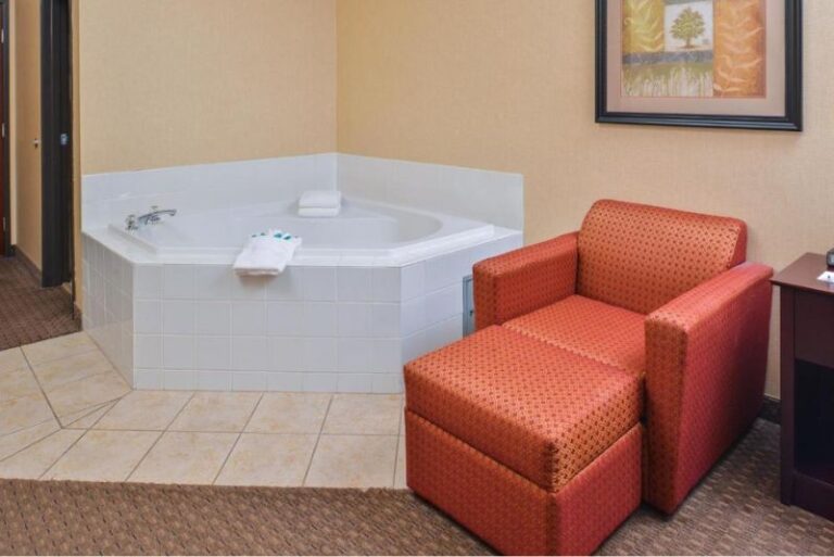 Hotels in Portland for Couples with Hot Tub in Room 4