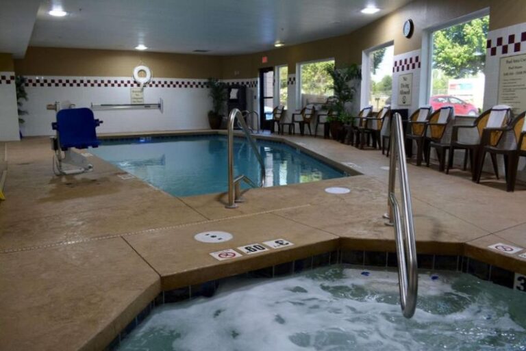 Hotels in Portland with Hot Tub in Room 2