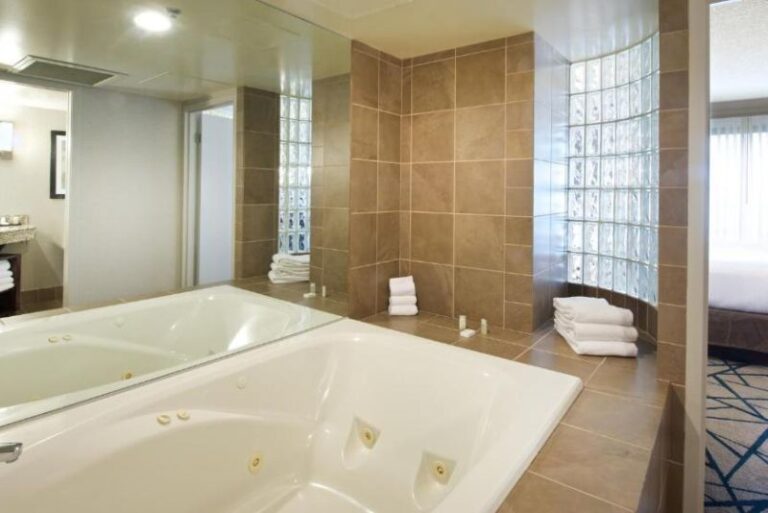 Hotels in Portland with Jacuzzi Tub in Room 3