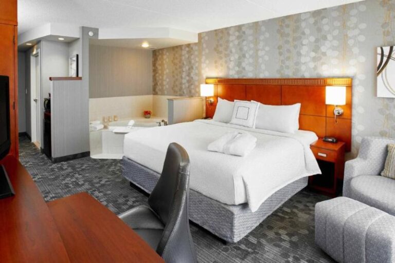 Hotels in Toronto with Hot Tubs in Room (2)