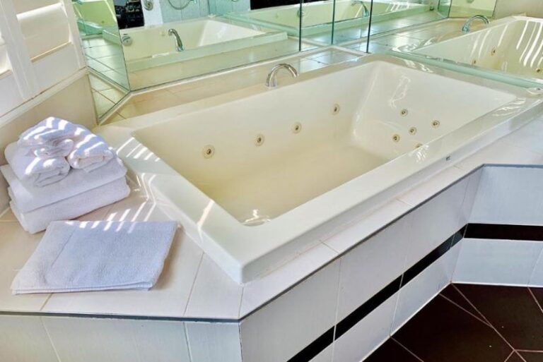 Hotels in Toronto with Private Hot Tubs (1)
