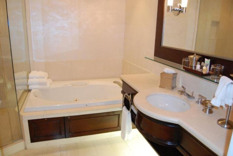 Hotels in Toronto with Private Hot Tubs (14)