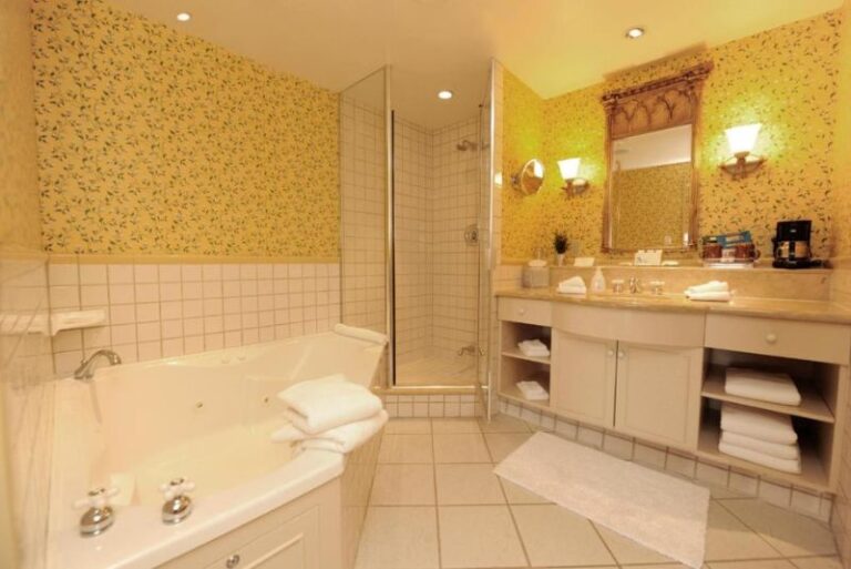 Hotels in Toronto with Spa Tub in Room (4)