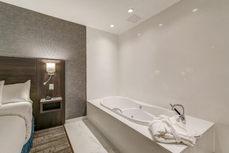 Hotels in Toronto with Spa Tub in Room