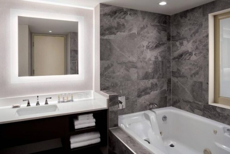 Hotels in Toronto with Spa Tub in Room (8)