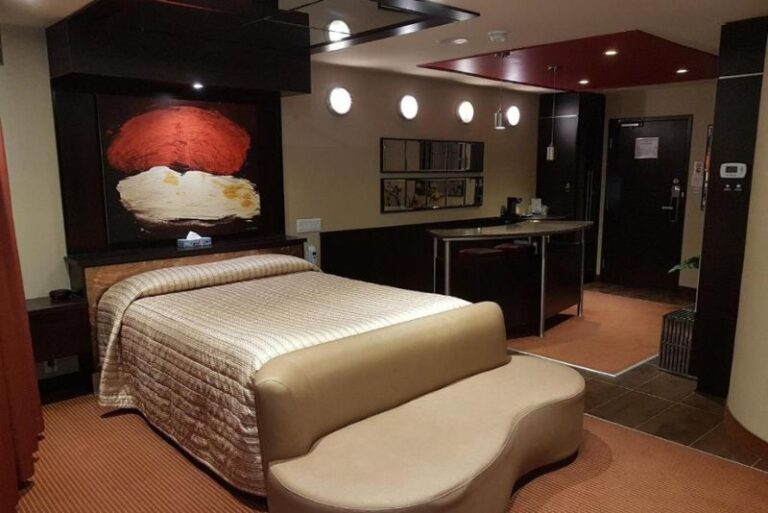 Hotels with Hot Tub in Room in Montreal (1)