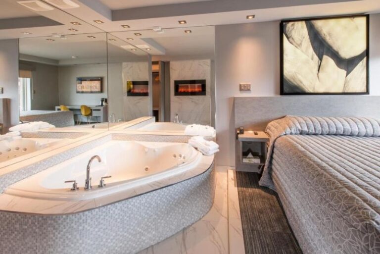 Hotels with Hot Tub in Room in Montreal (3)