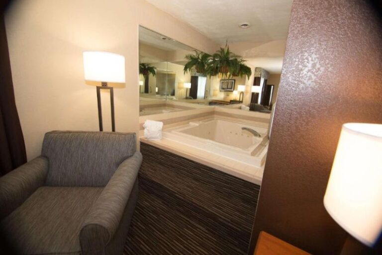 Hotels with Hot Tub in Room in Ohio 3