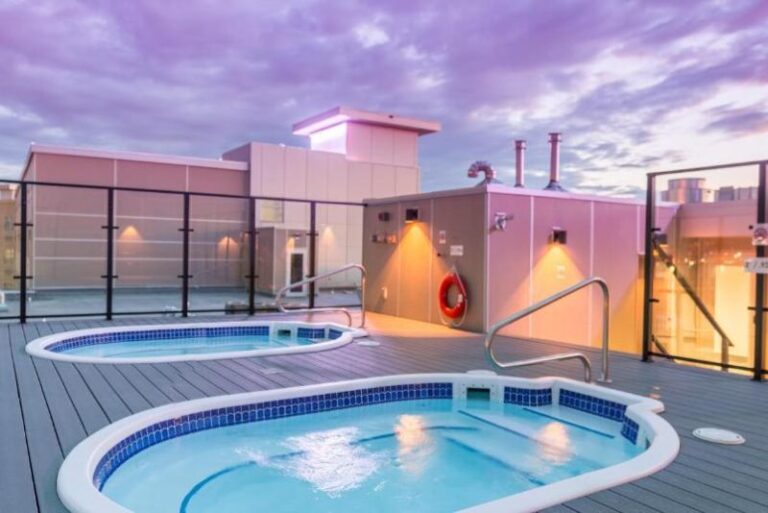 Hotels with Hot Tubs (33)