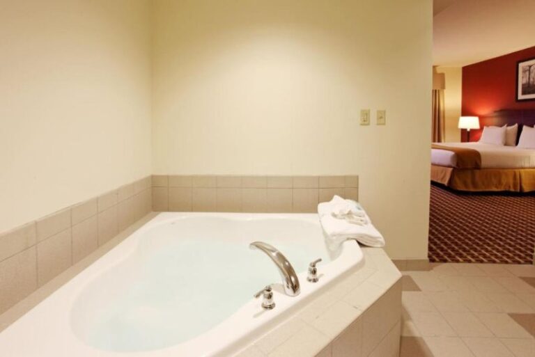 Hotels with Hot Tubs in Room in Ohio (2)
