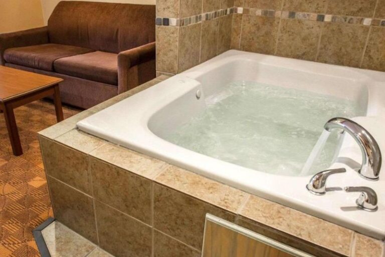 Hotels with Jacuzzi Tubs in Room Near Pittsburgh 4