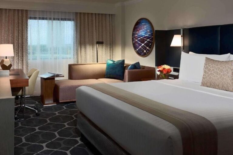 Hotels with Romantic Restaurants in Houston