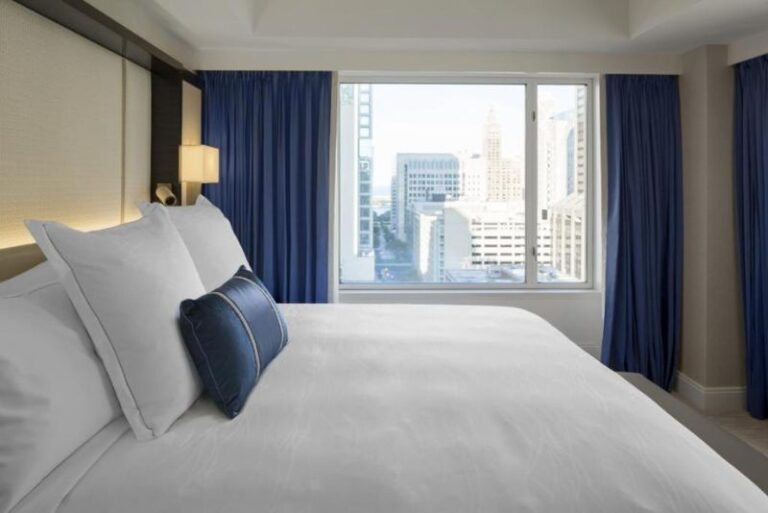Luxury Hotel for Couples - Chicago 4