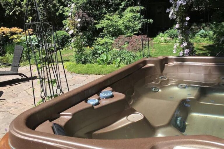 Private Homes in Toronto with Private Hot Tubs (2)