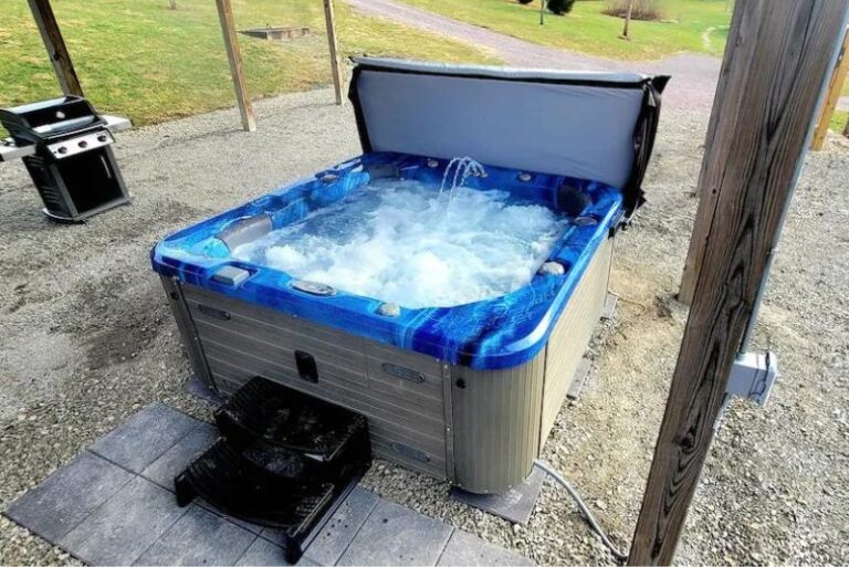 Romantic Accommodations with Hot Tub - Pittsburgh 2