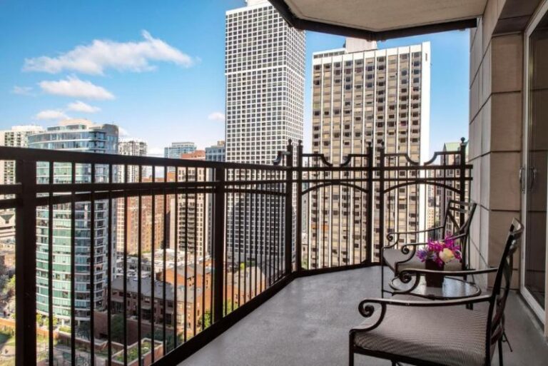Romantic Hotels in Chicago for Couples Getaway 2