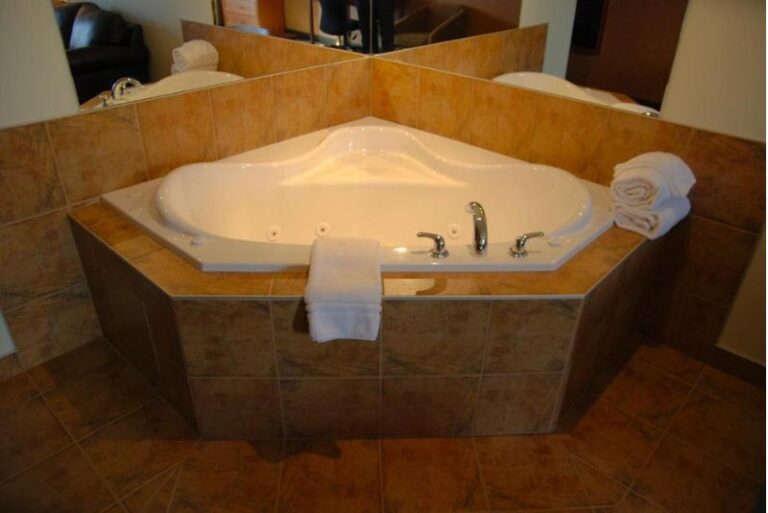 Romantic Hotels with Hot Tub in Room in Calgary 3