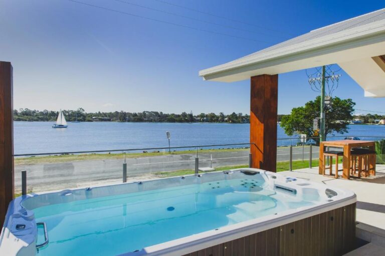 hotel with a hot tub Ana Mandara Luxury Retreat NSW 5