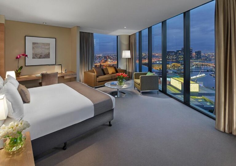 hotel with a hot tub Crown Promenade Melbourne 2