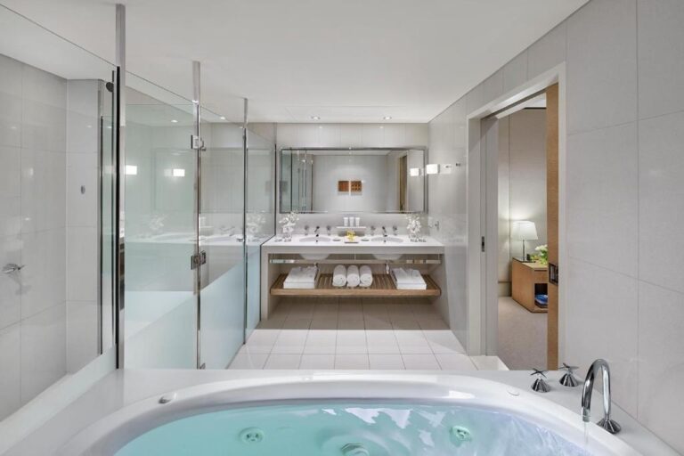 hotel with a hot tub Crown Promenade Melbourne 3