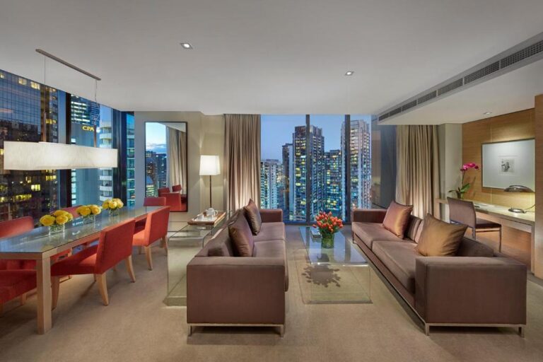 hotel with a hot tub Crown Promenade Melbourne 4