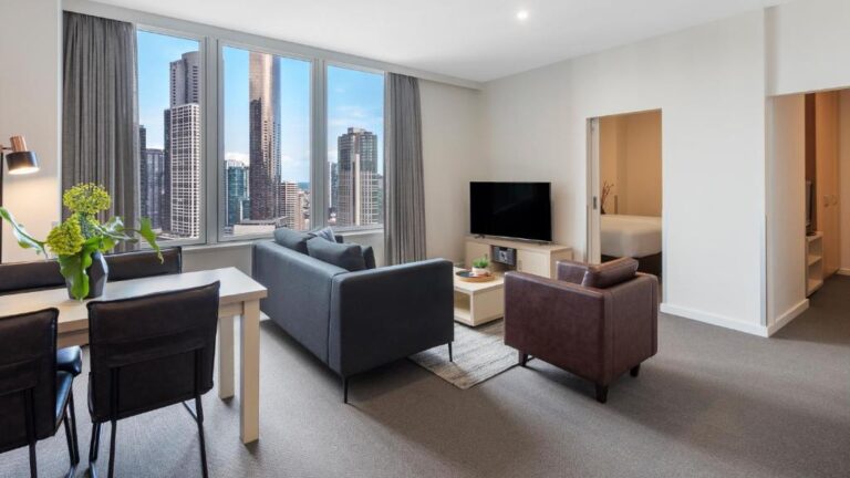 hotel with a hot tub Oaks Melbourne on Market Hotel 2