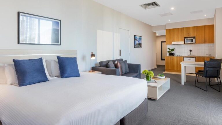 hotel with a hot tub Oaks Melbourne on Market Hotel 4
