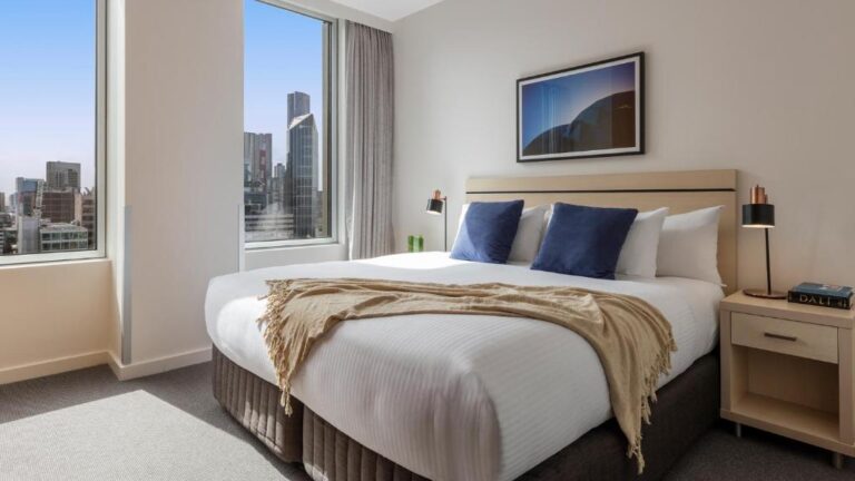 hotel with a hot tub Oaks Melbourne on Market Hotel