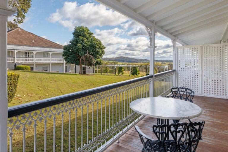 hotel with a hot tub voco™ Kirkton Park Hunter Valley NSW 2
