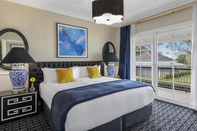 hotel with a hot tub voco™ Kirkton Park Hunter Valley NSW 4