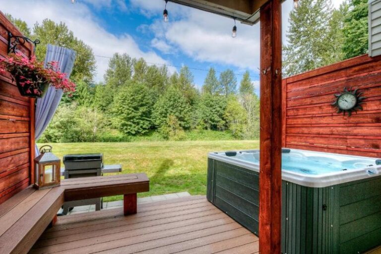 Holiday Homes in Bellevue with Private Hot Tubs (1)