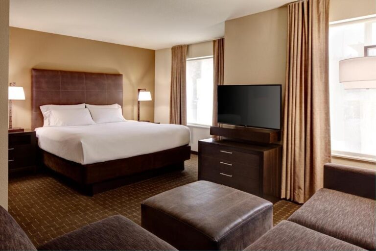 Hotels in Bellevue with Hot Tubs in Room 3