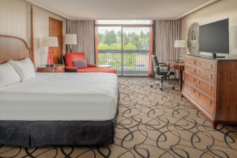 Hotels with Hot Tubs in Bellevue (2)